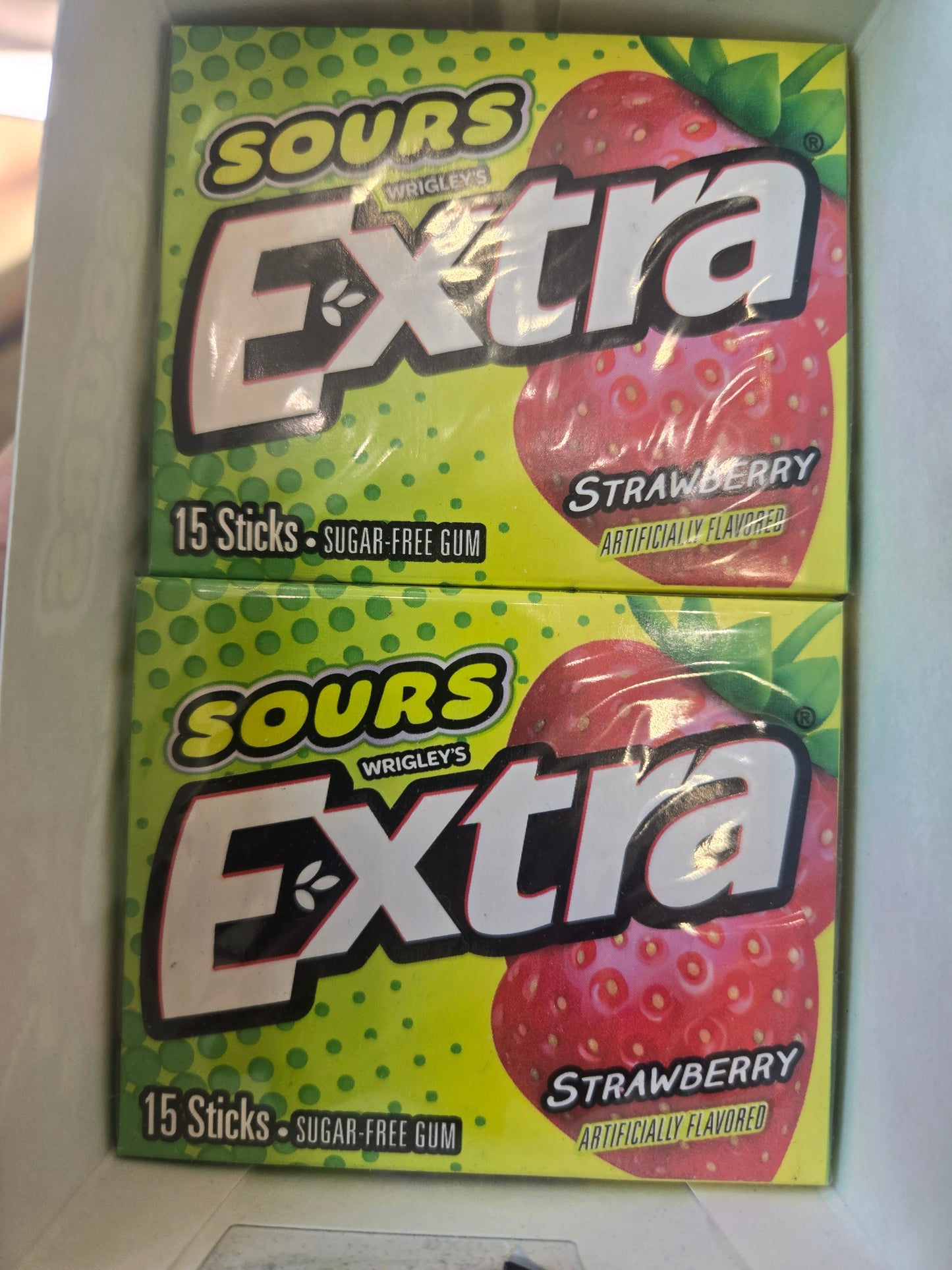 Extra gum sour strawberry